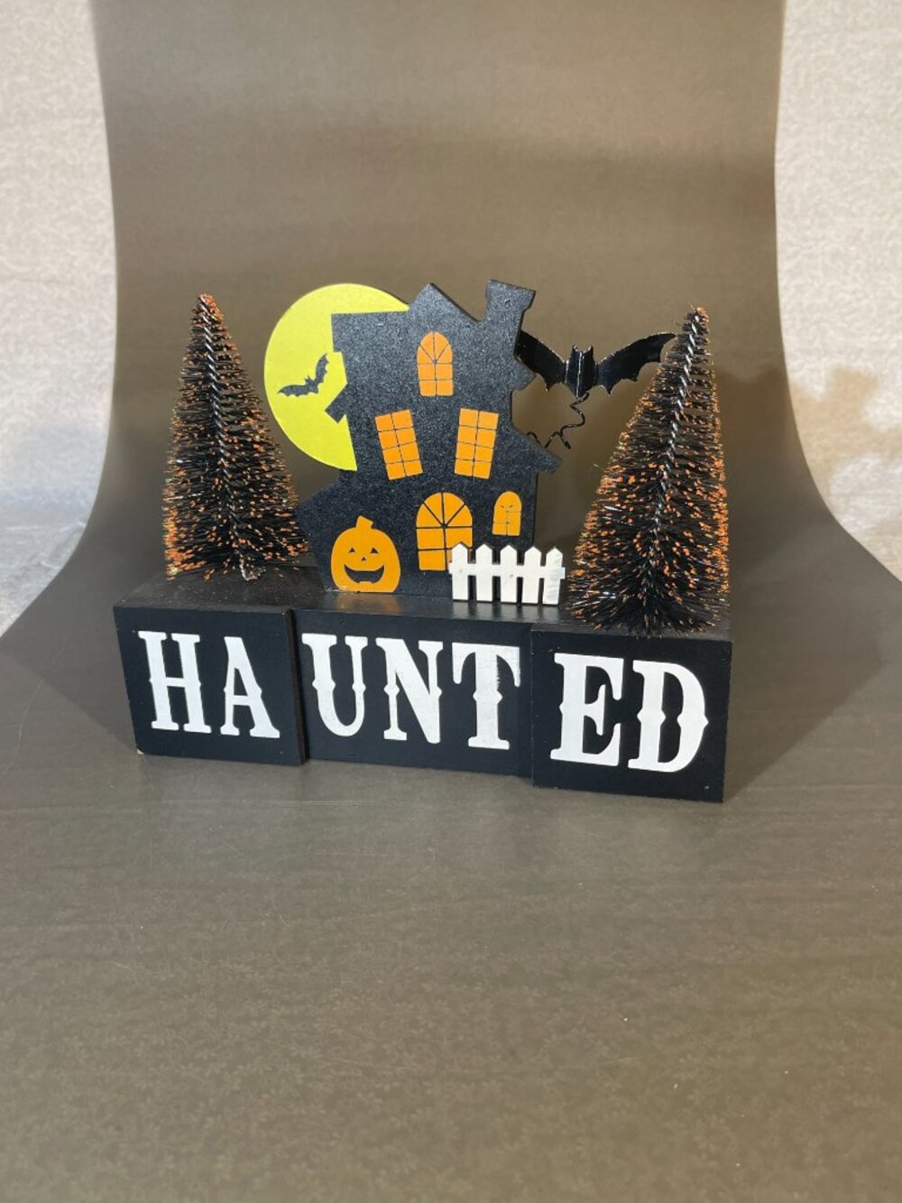 Smart Living Wooden Halloween Decoration "HAUNTED" 8.5x6.5" (2037)